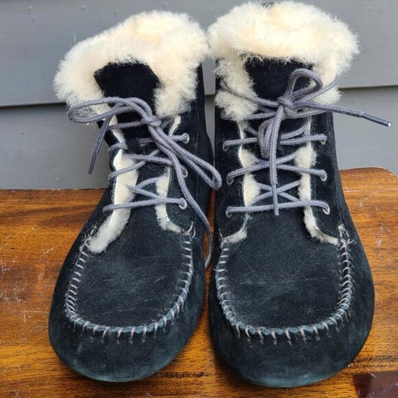 UGG Chickaree Black Suede With Shearling Lace Up Boot size 8 - Picture 11 of 11